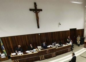 Crucifixo no tribunal.