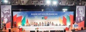 Congresso comunista no Brasil. Imagem de Marx e Lenin nas laterais.