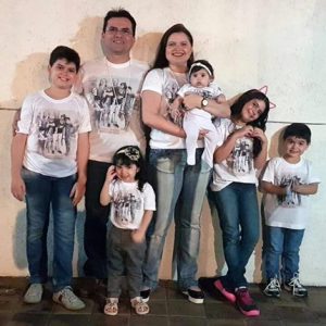 Família numerosa. Pai, mãe e cinco filhos
