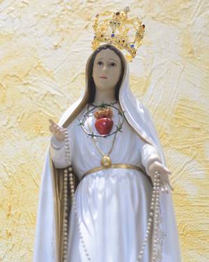 Imagem de Nossa Senhora de Fátima mostrando um Terço