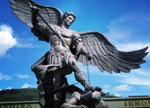 São Miguel Arcanjo vencendo o inimigo - estatua.